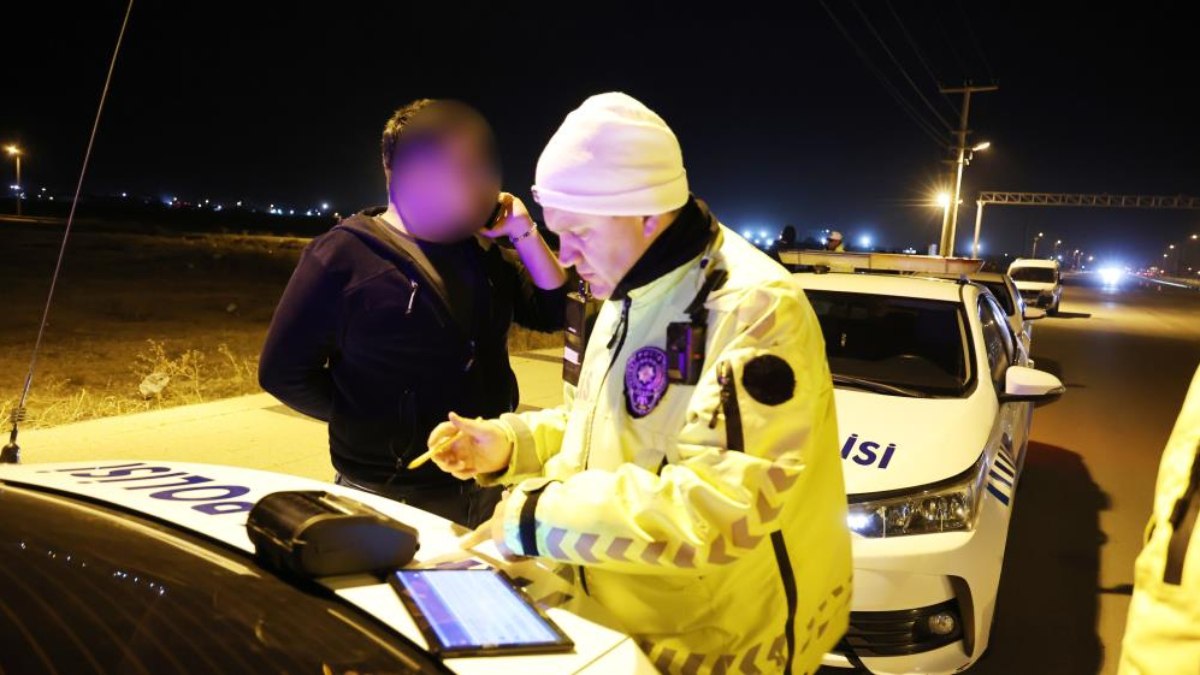 Aksaray’da kırmızı ışıkta geçen araçta kusur üstüne kusur çıktı