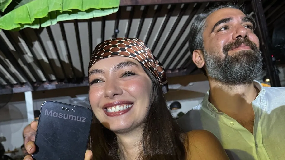 7 aylık hamile Neslihan Atagül’den ‘mutlu seneler’ pozu! Kadir Doğulu’nun karnı burnunda eşi bordo elbisesiyle ışıl ışıl…