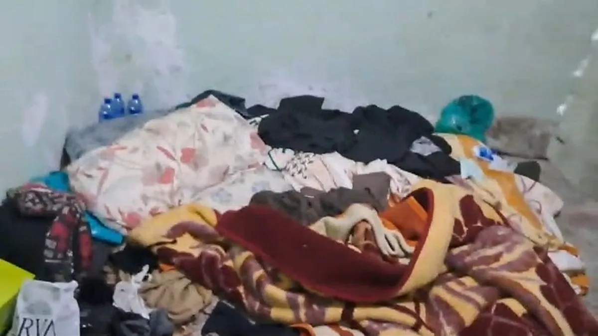 Kötü koku alarma geçirdi: Evden bir traktör dolusu atık çıkarıldı!