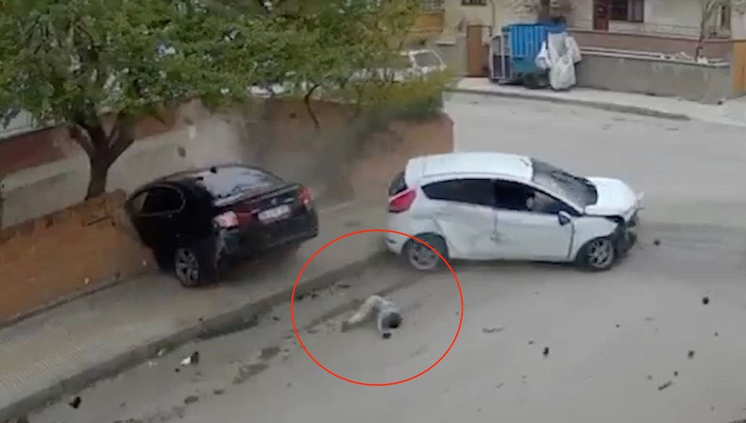 Otomobiller çarpıştı küçük çocuk camdan fırladı!