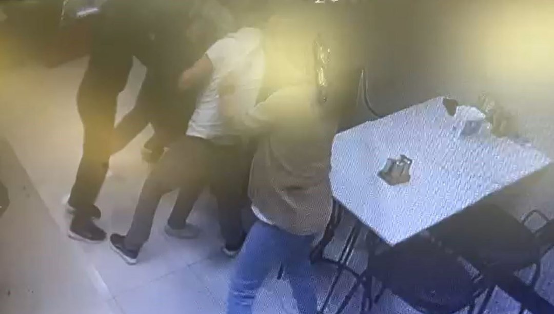 Saldırıya uğrayan genç, sığındığı işletmede bıçaklanarak öldürüldü